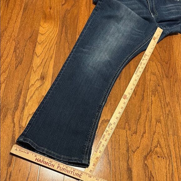 Versatile Suko Jeans with Natural Wear - Picture 8 of 10